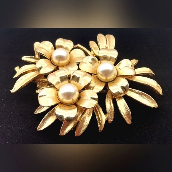Gold Floral Vintage Flower's With Pearls - Picture 2 of 9